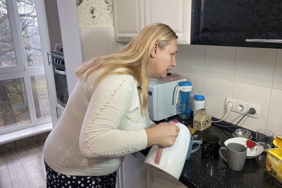 Леся Перепеченко зустрічає нас на порозі власної квартири.